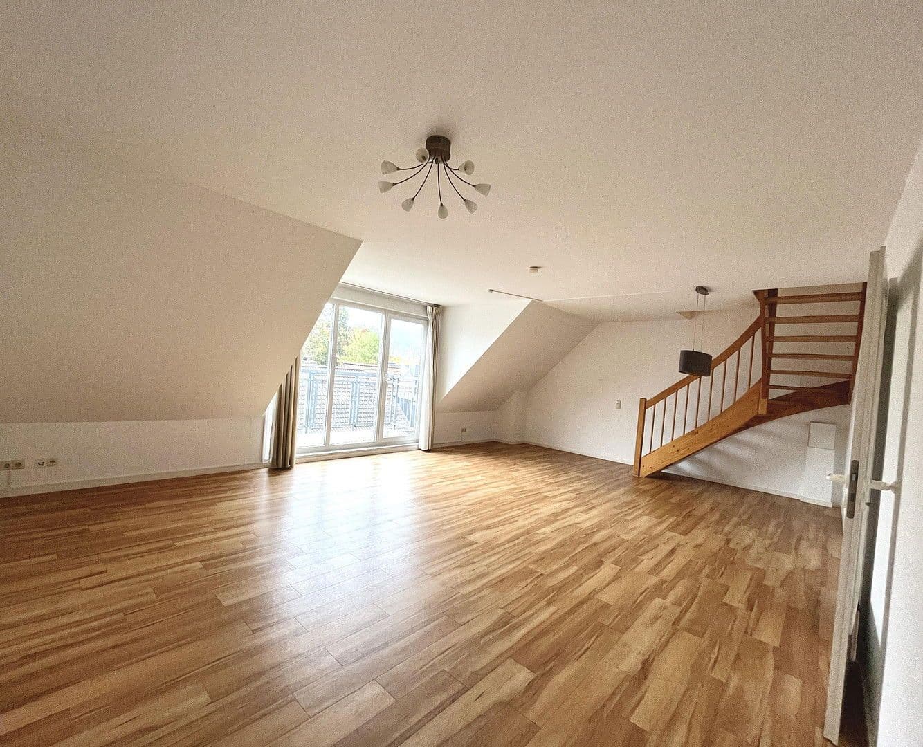 Prodej bytu 3+1 77 m², Bonn, Severní Porýní-Vestfálsko Prodej bytu 3+1 77 m², Bonn, Severní Porýní-Vestfálsko