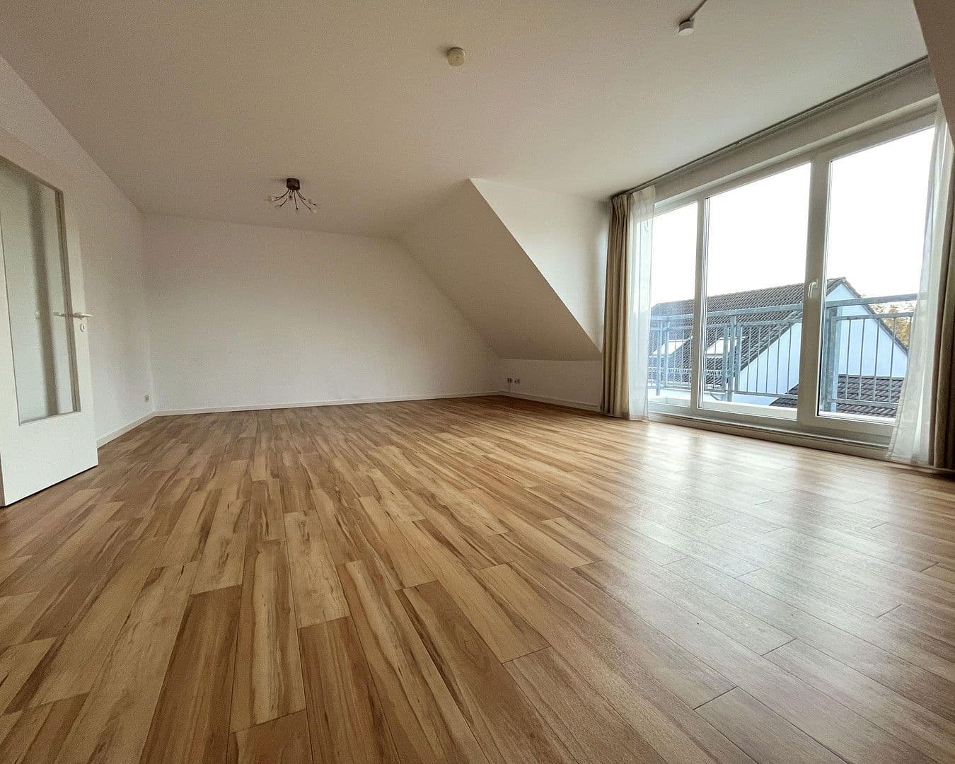 Prodej bytu 3+1 77 m², Bonn, Severní Porýní-Vestfálsko Prodej bytu 3+1 77 m², Bonn, Severní Porýní-Vestfálsko