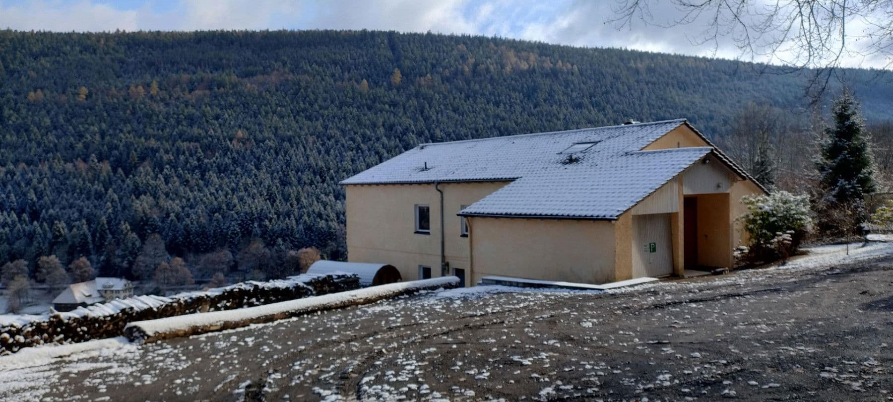 Prodej domu 253 m², pozemek 6.000 m², Ziegelhüttenstr 130, Bad Wildbad, Bádensko-Württembersko Prodej domu 253 m², pozemek 6.000 m², Ziegelhüttenstr 130, Bad Wildbad, Bádensko-Württembersko