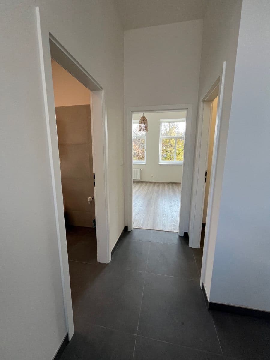 Pronájem bytu 1+kk 36 m², S. K. Neumanna, Kralupy nad Vltavou, Středočeský kraj Pronájem bytu 1+kk 36 m², S. K. Neumanna, Kralupy nad Vltavou, Středočeský kraj