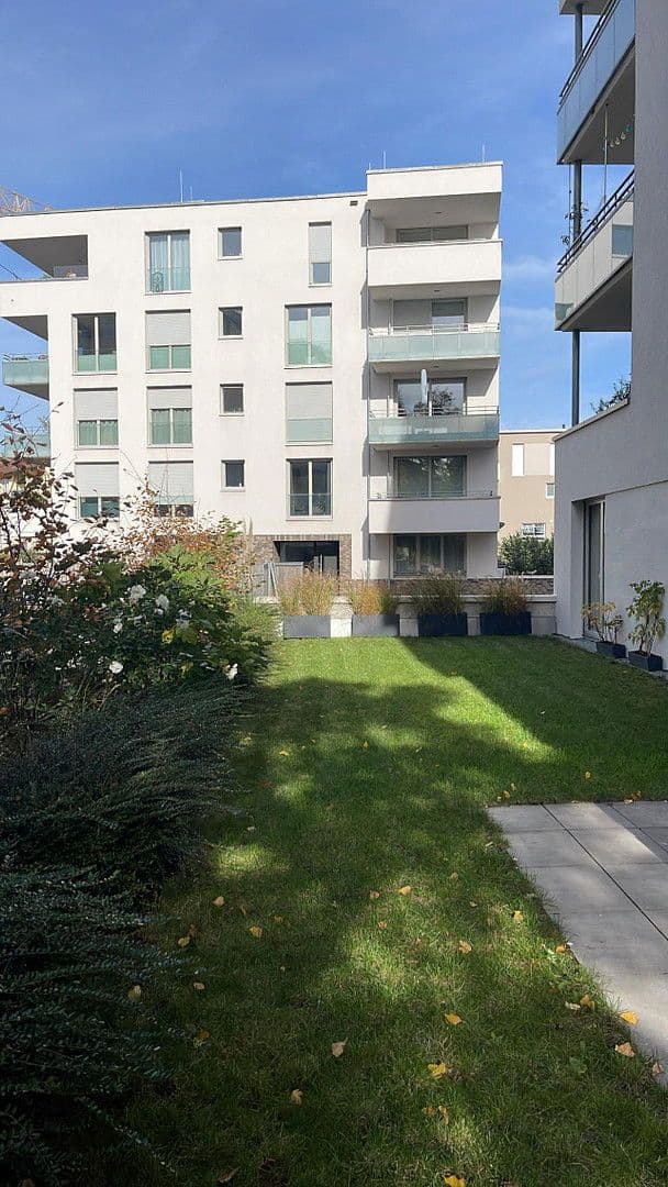 Pronájem bytu 5+1 130 m², Stuttgart, Bádensko-Württembersko Pronájem bytu 5+1 130 m², Stuttgart, Bádensko-Württembersko