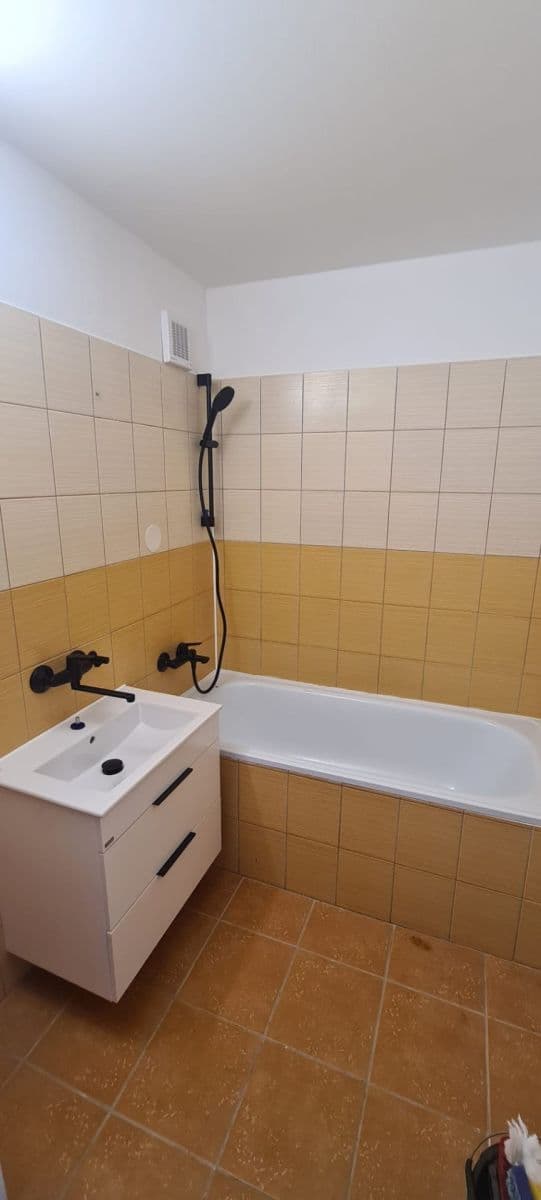 Pronájem bytu 2+1 65 m², Hlboká, Levice, Nitriansky kraj Pronájem bytu 2+1 65 m², Hlboká, Levice, Nitriansky kraj