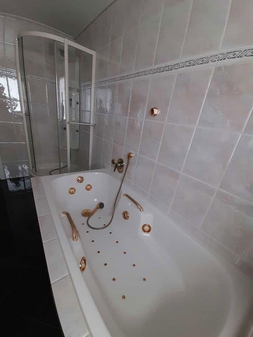 Prodej domu 380 m², pozemek 891 m², Roschdohler Weg 104, Neumünster, Šlesvicko-Holštýnsko Prodej domu 380 m², pozemek 891 m², Roschdohler Weg 104, Neumünster, Šlesvicko-Holštýnsko