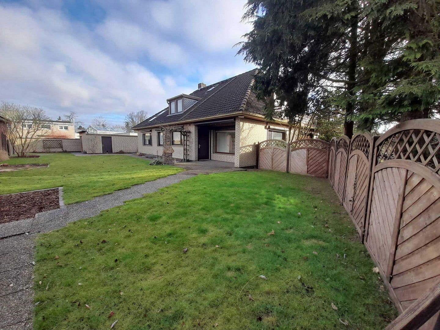 Prodej domu 380 m², pozemek 891 m², Roschdohler Weg 104, Neumünster, Šlesvicko-Holštýnsko Prodej domu 380 m², pozemek 891 m², Roschdohler Weg 104, Neumünster, Šlesvicko-Holštýnsko