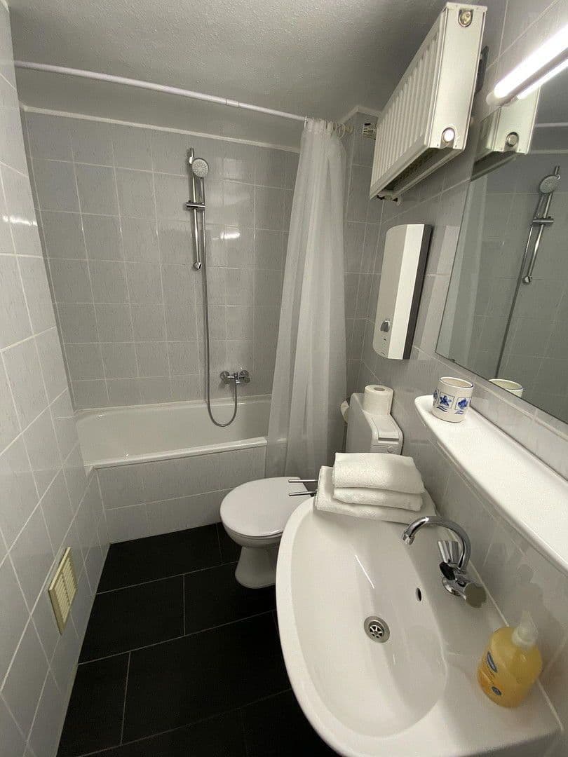 Pronájem bytu 1+1 27 m², Schinkelstr. 36 a, Düsseldorf, Severní Porýní-Vestfálsko Pronájem bytu 1+1 27 m², Schinkelstr. 36 a, Düsseldorf, Severní Porýní-Vestfálsko