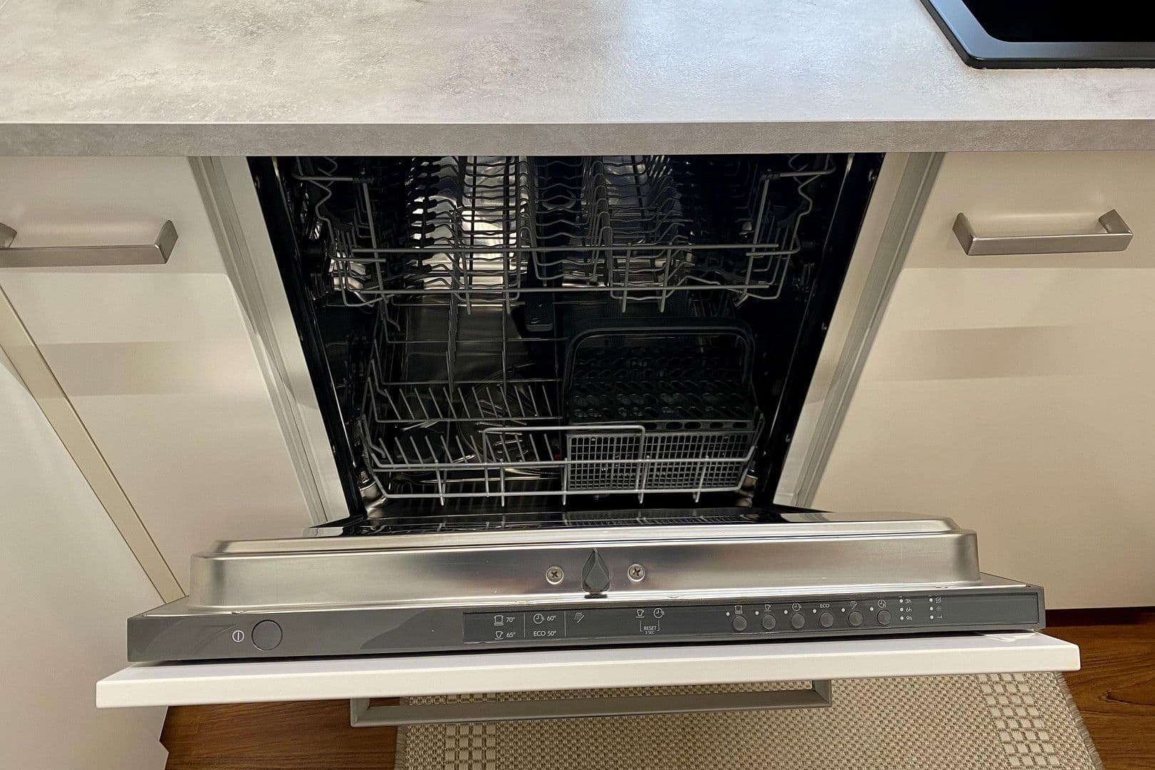 Pronájem bytu 2+1 68 m², Hohenstaufen Straße 10, Wiesbaden, Hessen Pronájem bytu 2+1 68 m², Hohenstaufen Straße 10, Wiesbaden, Hessen