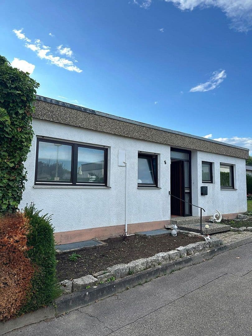 Prodej domu 207 m², pozemek 304 m², Ulmenweg 1/1, Mühlacker, Bádensko-Württembersko Prodej domu 207 m², pozemek 304 m², Ulmenweg 1/1, Mühlacker, Bádensko-Württembersko