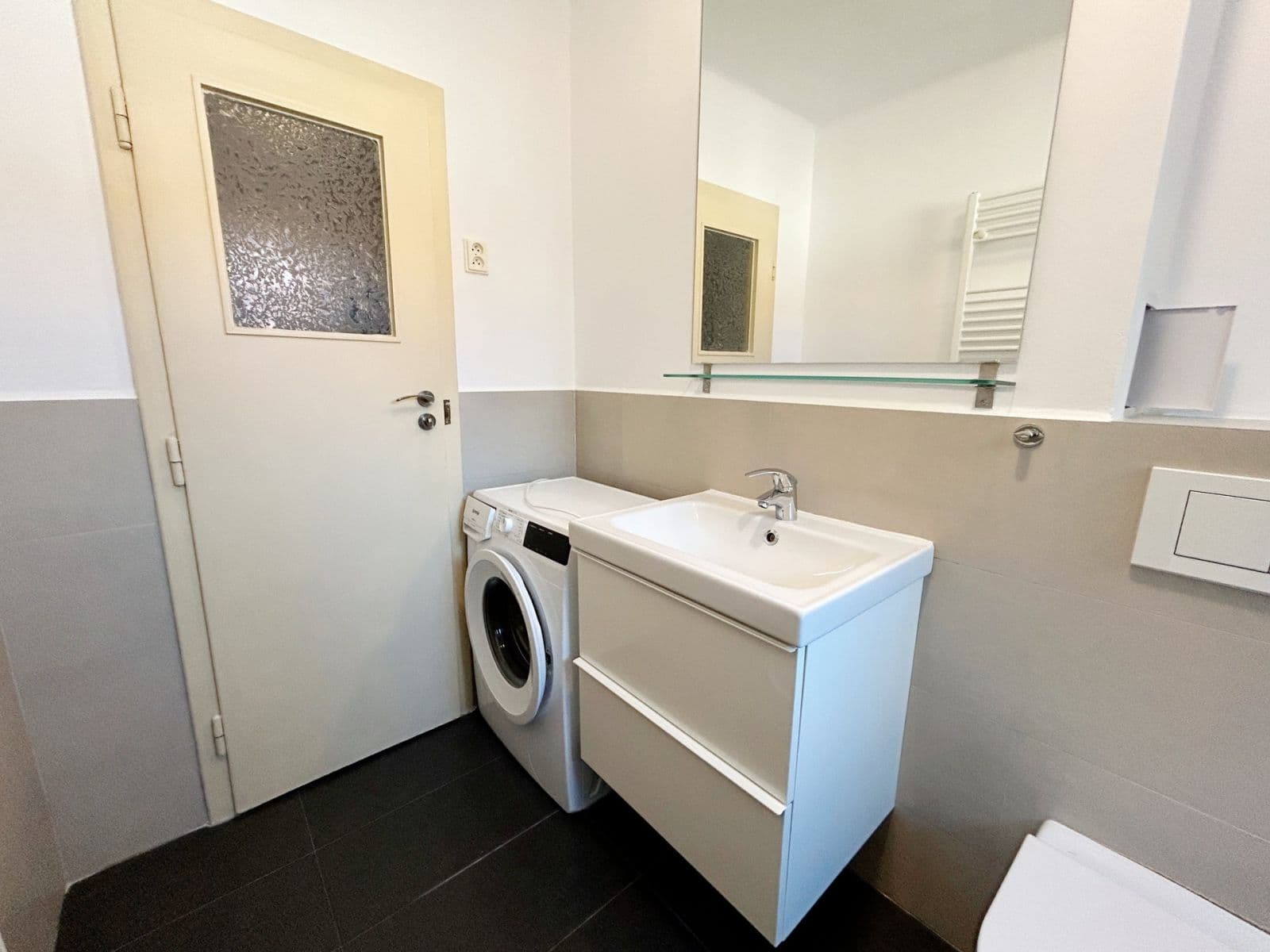 Pronájem bytu 2+1 53 m², Lhotecká, Mníšek pod Brdy, Středočeský kraj Pronájem bytu 2+1 53 m², Lhotecká, Mníšek pod Brdy, Středočeský kraj