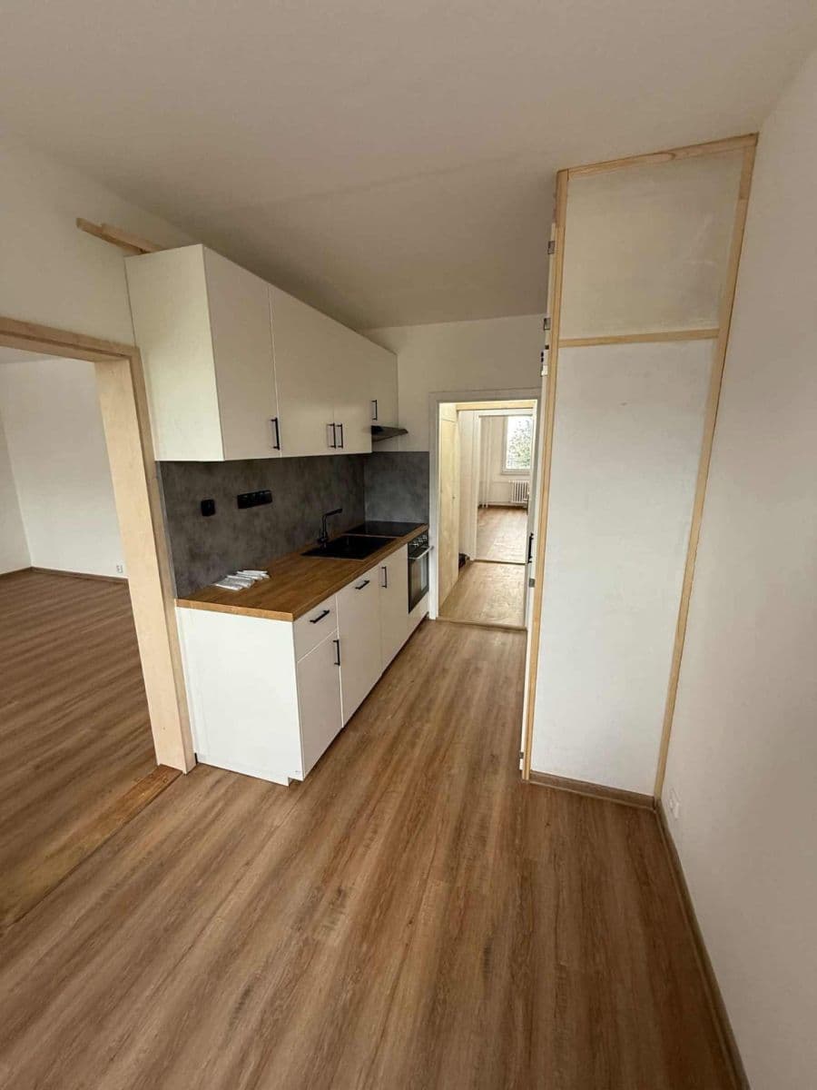 Pronájem bytu 4+1 82 m², Tesaříkova, Praha, Praha Pronájem bytu 4+1 82 m², Tesaříkova, Praha, Praha