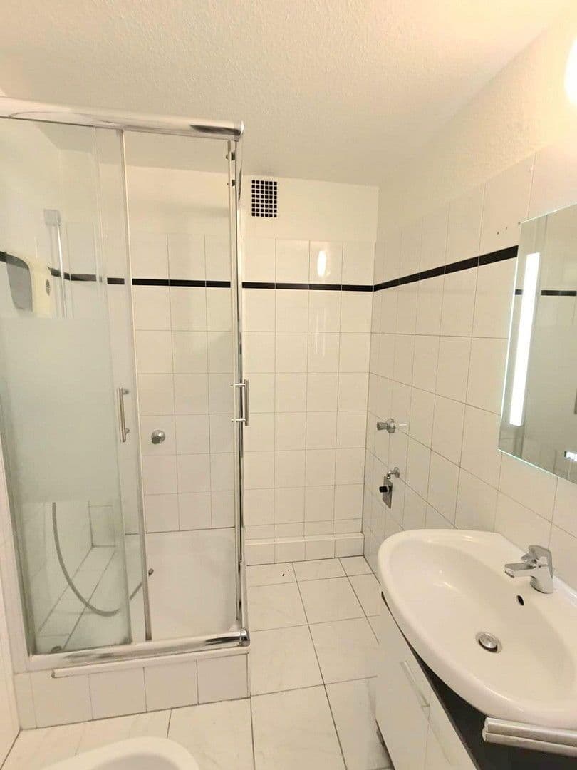 Pronájem bytu 2+1 44 m², Düsseldorf, Severní Porýní-Vestfálsko Pronájem bytu 2+1 44 m², Düsseldorf, Severní Porýní-Vestfálsko