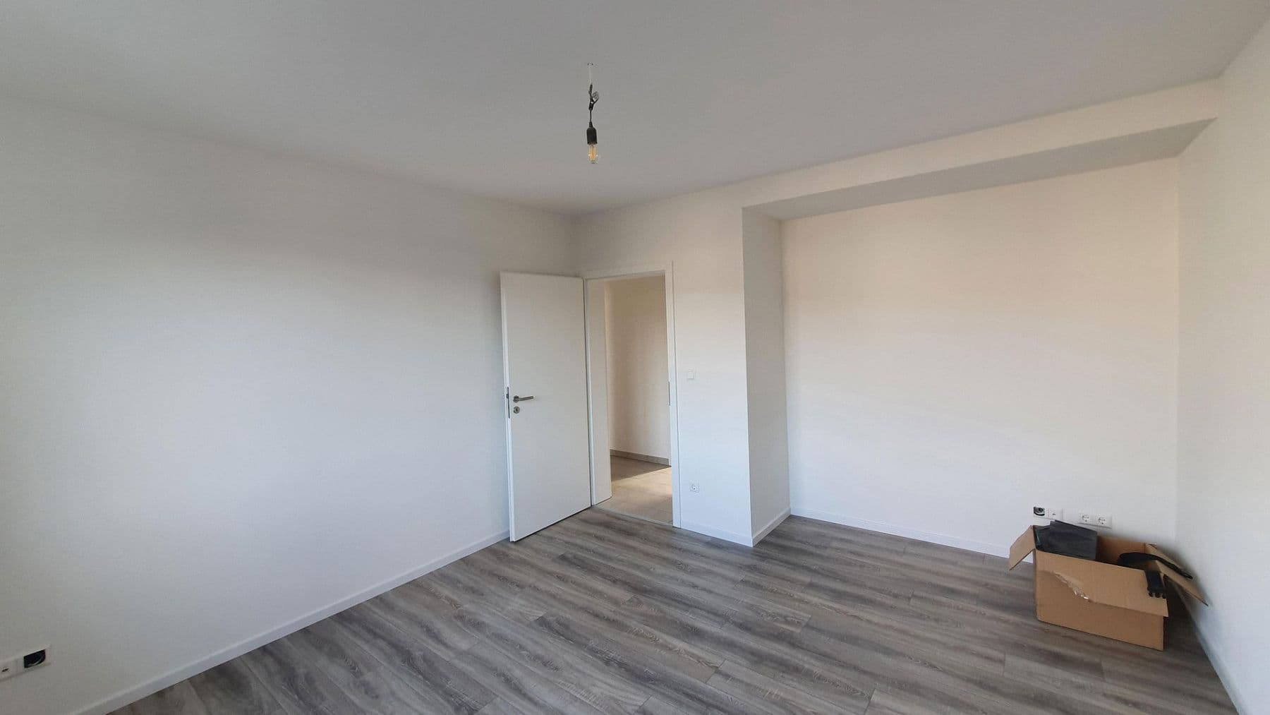 Pronájem bytu 4+1 98 m², Kaiser-Friedrich-Str. 28, Pforzheim, Bádensko-Württembersko Pronájem bytu 4+1 98 m², Kaiser-Friedrich-Str. 28, Pforzheim, Bádensko-Württembersko