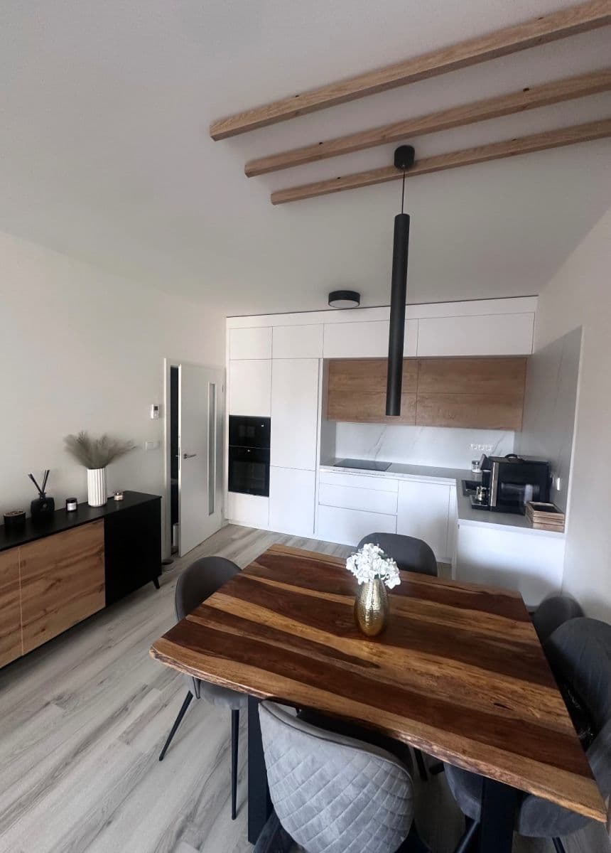 Pronájem bytu 2+kk 62 m², 102. pluku, Benešov, Středočeský kraj Pronájem bytu 2+kk 62 m², 102. pluku, Benešov, Středočeský kraj