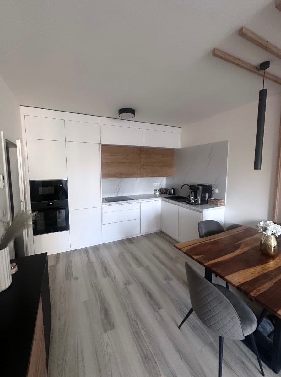 Pronájem bytu 2+kk 62 m², 102. pluku, Benešov, Středočeský kraj Pronájem bytu 2+kk 62 m², 102. pluku, Benešov, Středočeský kraj