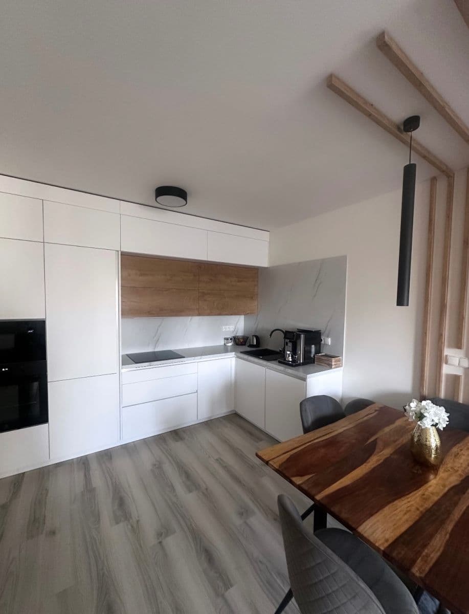 Pronájem bytu 2+kk 62 m², 102. pluku, Benešov, Středočeský kraj Pronájem bytu 2+kk 62 m², 102. pluku, Benešov, Středočeský kraj