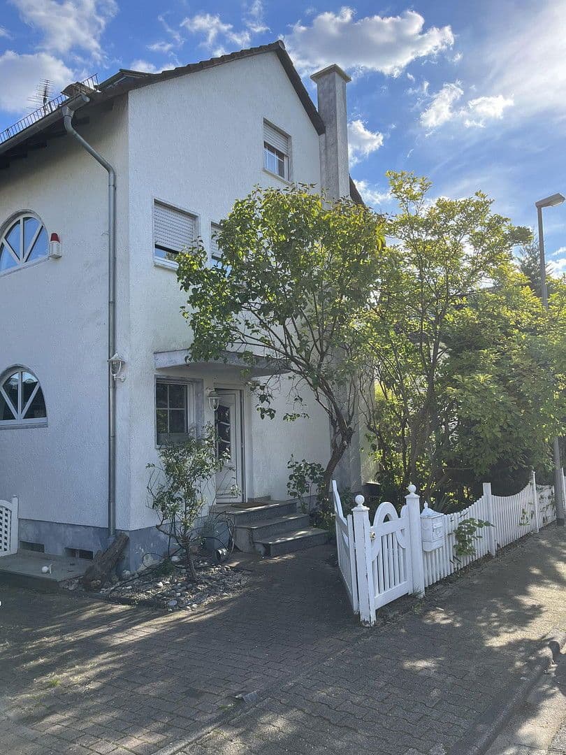 Prodej domu 161 m², pozemek 608 m², Hattersheim am Main, Hessen Prodej domu 161 m², pozemek 608 m², Hattersheim am Main, Hessen