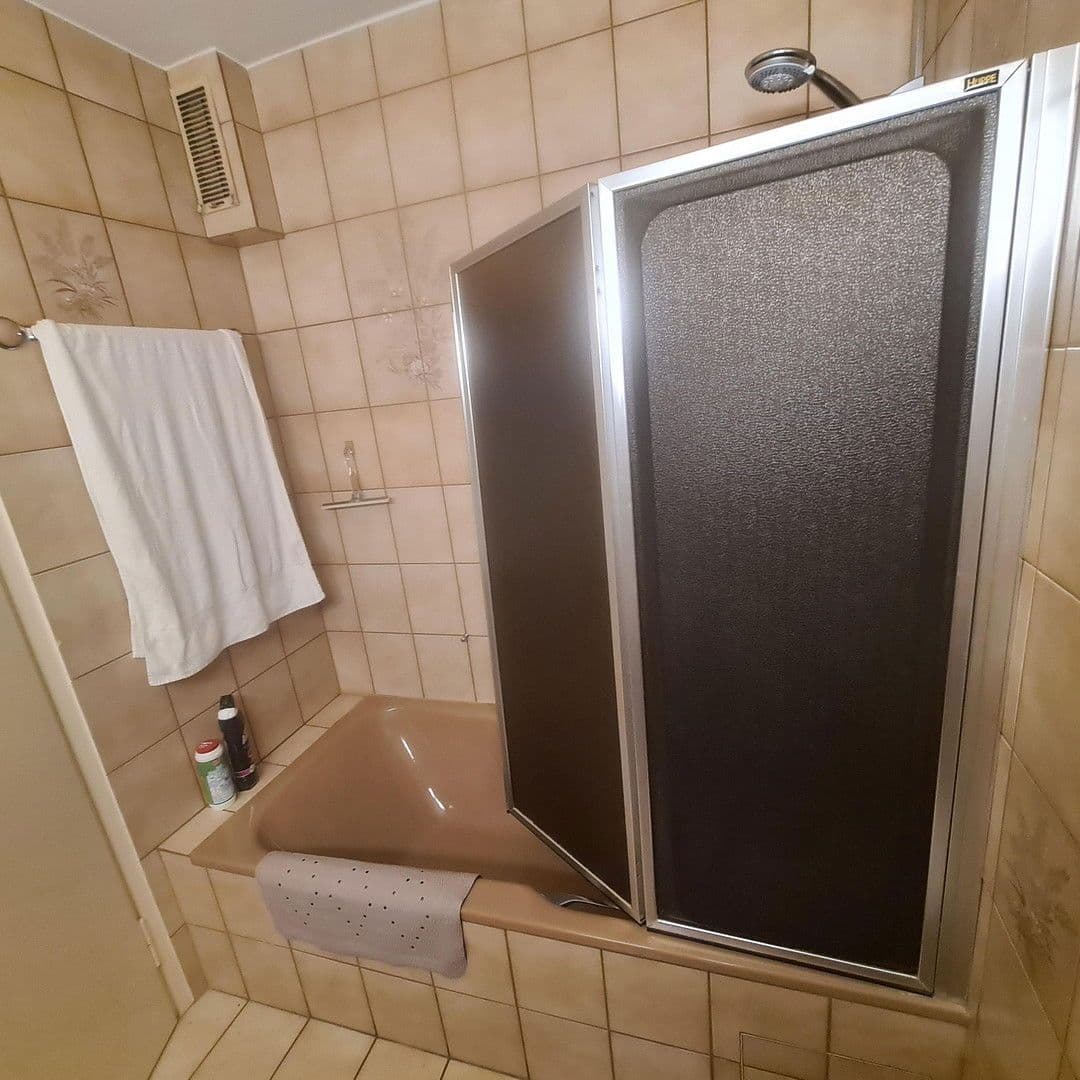 Prodej domu 106 m², pozemek 160 m², Dinkelsbühlerstr.29, Reutlingen, Bádensko-Württembersko Prodej domu 106 m², pozemek 160 m², Dinkelsbühlerstr.29, Reutlingen, Bádensko-Württembersko