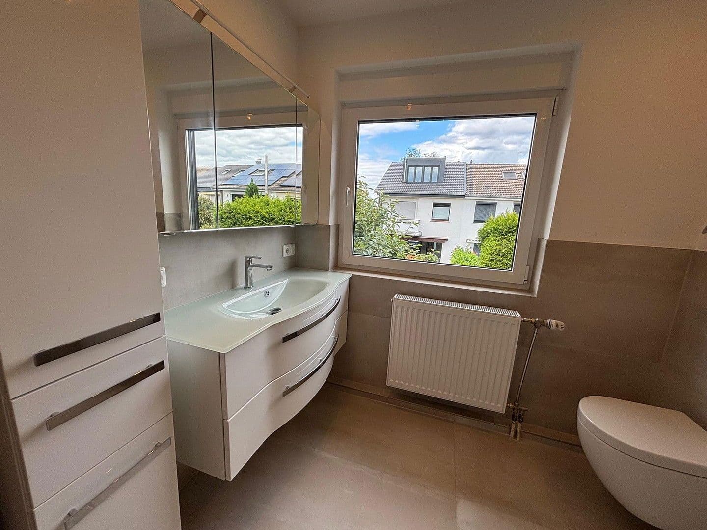 Pronájem domu 132 m², pozemek 300 m², Angeraue 102, Düsseldorf, Severní Porýní-Vestfálsko Pronájem domu 132 m², pozemek 300 m², Angeraue 102, Düsseldorf, Severní Porýní-Vestfálsko