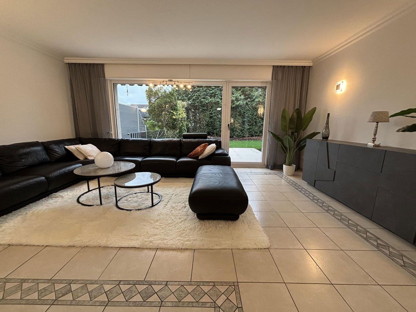 Pronájem domu 132 m², pozemek 300 m², Angeraue 102, Düsseldorf, Severní Porýní-Vestfálsko Pronájem domu 132 m², pozemek 300 m², Angeraue 102, Düsseldorf, Severní Porýní-Vestfálsko