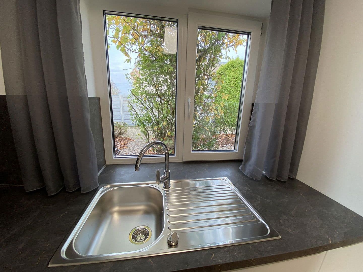 Pronájem domu 132 m², pozemek 300 m², Angeraue 102, Düsseldorf, Severní Porýní-Vestfálsko Pronájem domu 132 m², pozemek 300 m², Angeraue 102, Düsseldorf, Severní Porýní-Vestfálsko