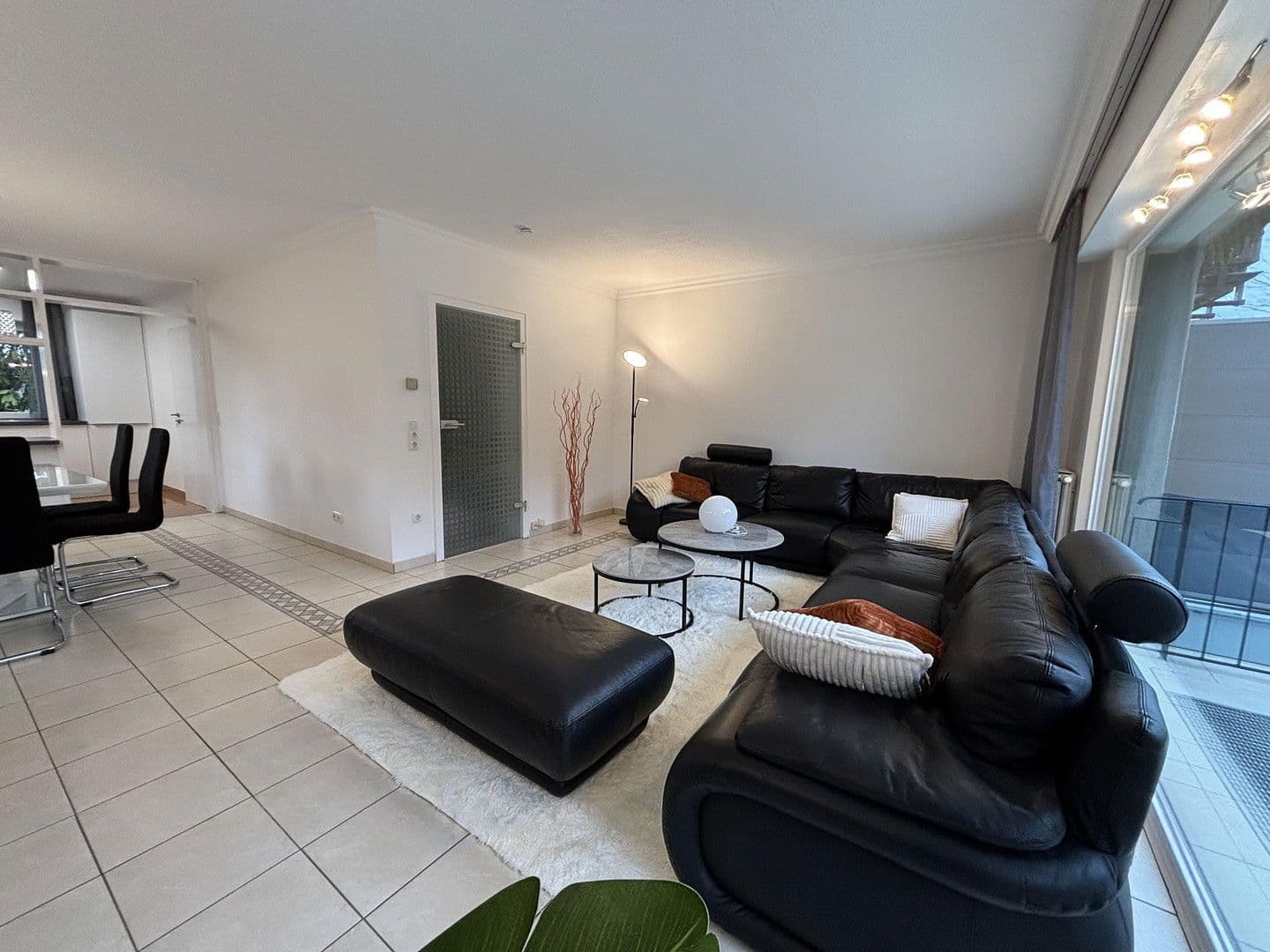 Pronájem domu 132 m², pozemek 300 m², Angeraue 102, Düsseldorf, Severní Porýní-Vestfálsko Pronájem domu 132 m², pozemek 300 m², Angeraue 102, Düsseldorf, Severní Porýní-Vestfálsko