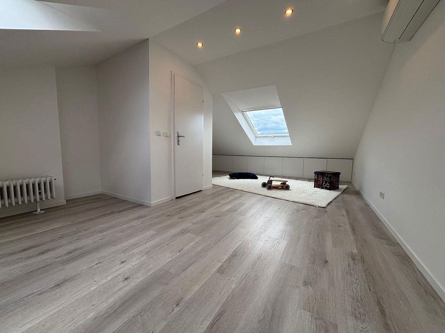 Pronájem domu 132 m², pozemek 300 m², Angeraue 102, Düsseldorf, Severní Porýní-Vestfálsko Pronájem domu 132 m², pozemek 300 m², Angeraue 102, Düsseldorf, Severní Porýní-Vestfálsko