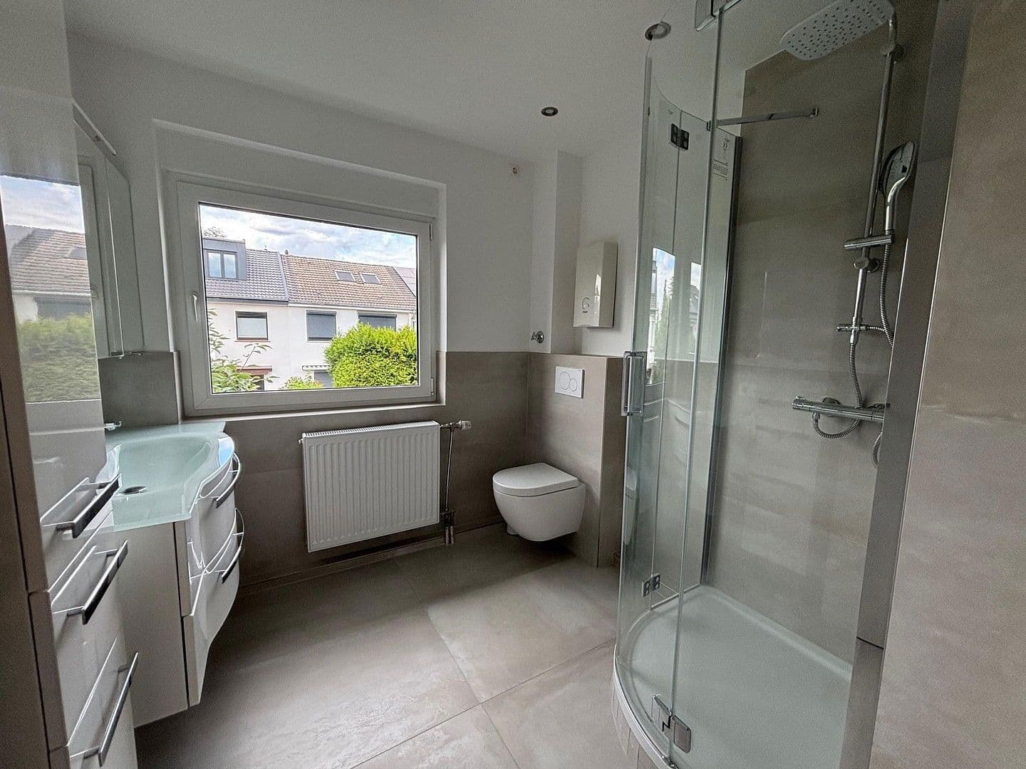 Pronájem domu 132 m², pozemek 300 m², Angeraue 102, Düsseldorf, Severní Porýní-Vestfálsko Pronájem domu 132 m², pozemek 300 m², Angeraue 102, Düsseldorf, Severní Porýní-Vestfálsko