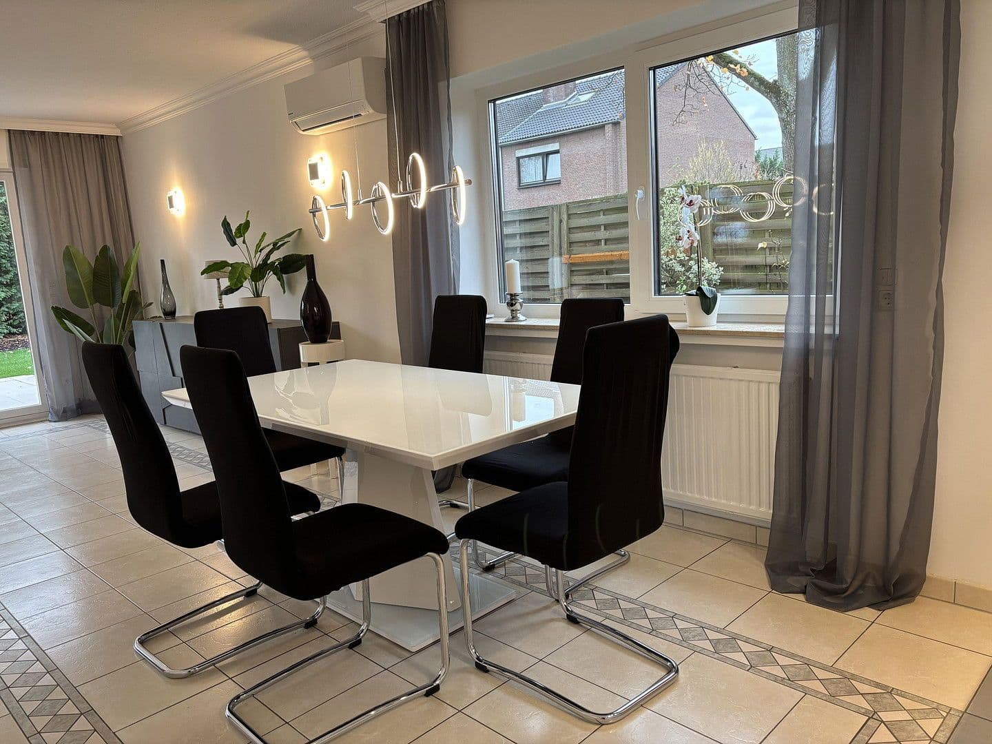 Pronájem domu 132 m², pozemek 300 m², Angeraue 102, Düsseldorf, Severní Porýní-Vestfálsko Pronájem domu 132 m², pozemek 300 m², Angeraue 102, Düsseldorf, Severní Porýní-Vestfálsko