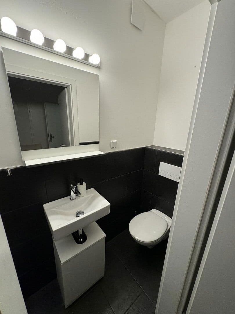 Prodej domu 1.560 m², pozemek 1.070 m², Halle, Sasko-Anhaltsko Prodej domu 1.560 m², pozemek 1.070 m², Halle, Sasko-Anhaltsko