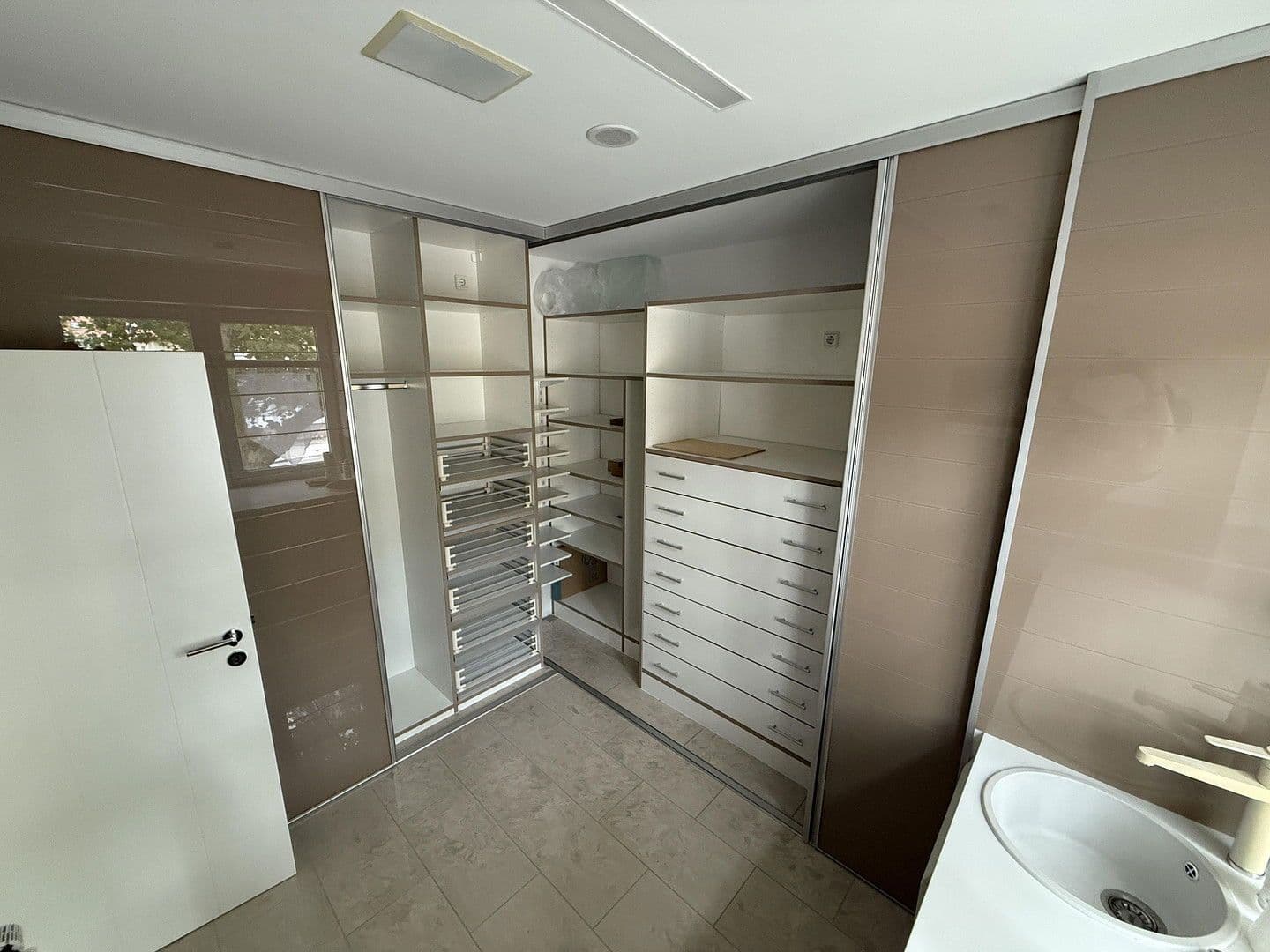 Pronájem bytu 3+1 141 m², Halle (Saale), Sasko-Anhaltsko Pronájem bytu 3+1 141 m², Halle (Saale), Sasko-Anhaltsko