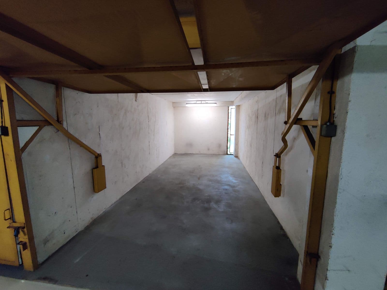 Pronájem garáže 18 m², Navigátorů, Praha, Praha Pronájem garáže 18 m², Navigátorů, Praha, Praha