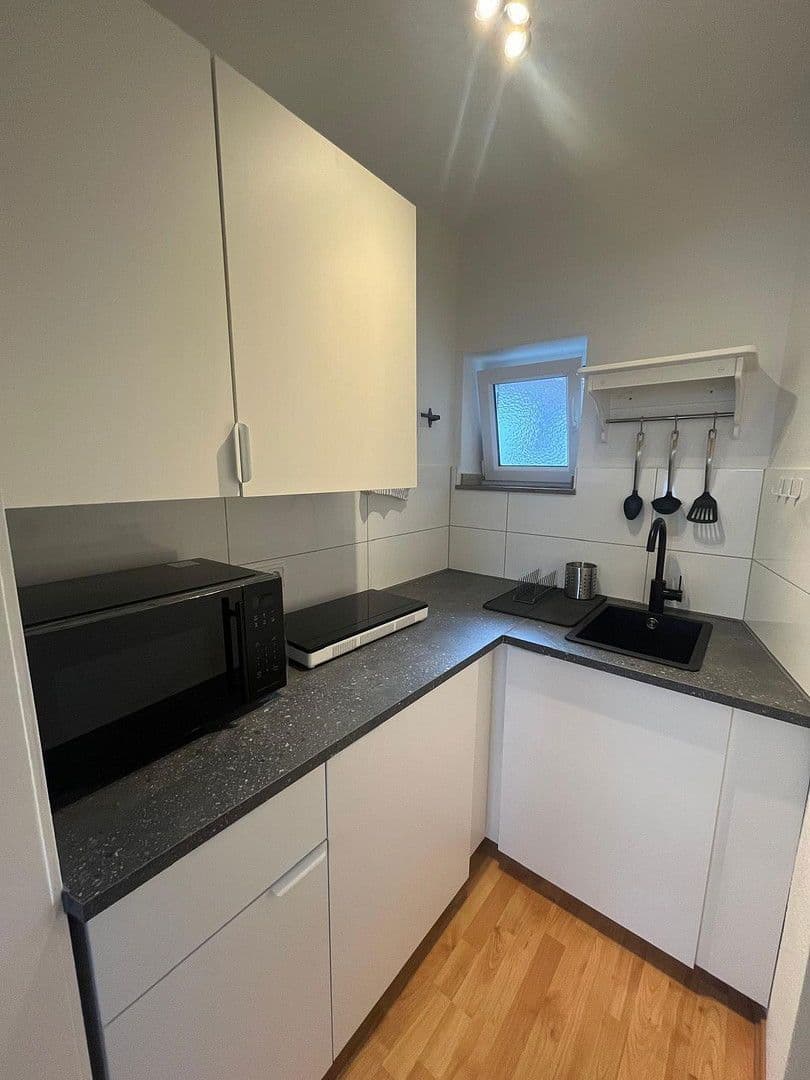 Pronájem bytu 1+1 30 m², Gladbacherstraße 39, Düsseldorf, Severní Porýní-Vestfálsko Pronájem bytu 1+1 30 m², Gladbacherstraße 39, Düsseldorf, Severní Porýní-Vestfálsko