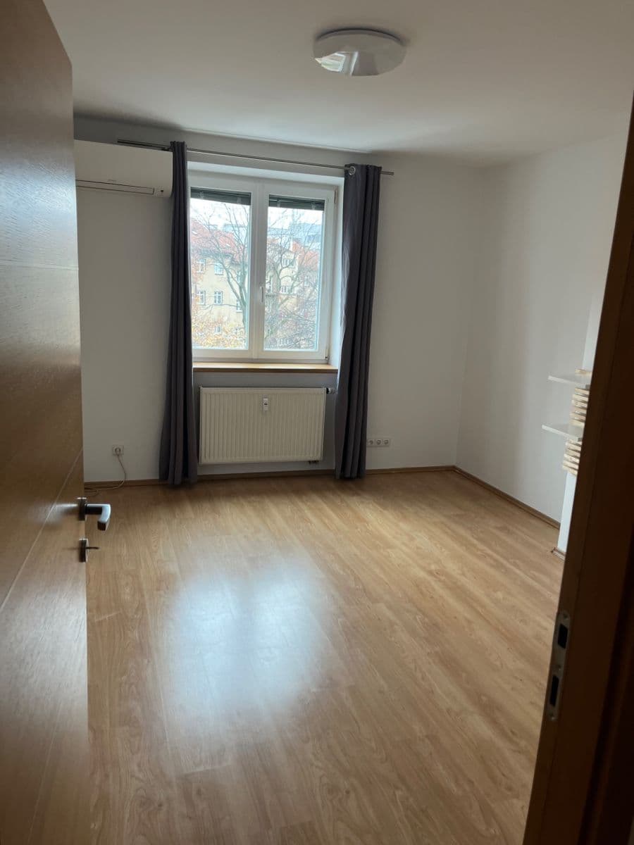 Pronájem bytu 2+1 65 m², 28. pluku, Praha, Praha Pronájem bytu 2+1 65 m², 28. pluku, Praha, Praha