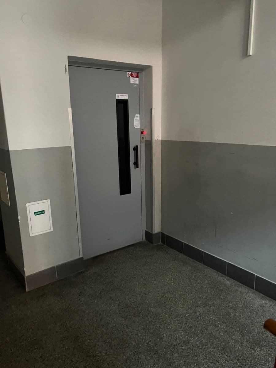 Pronájem bytu 2+1 65 m², 28. pluku, Praha, Praha Pronájem bytu 2+1 65 m², 28. pluku, Praha, Praha