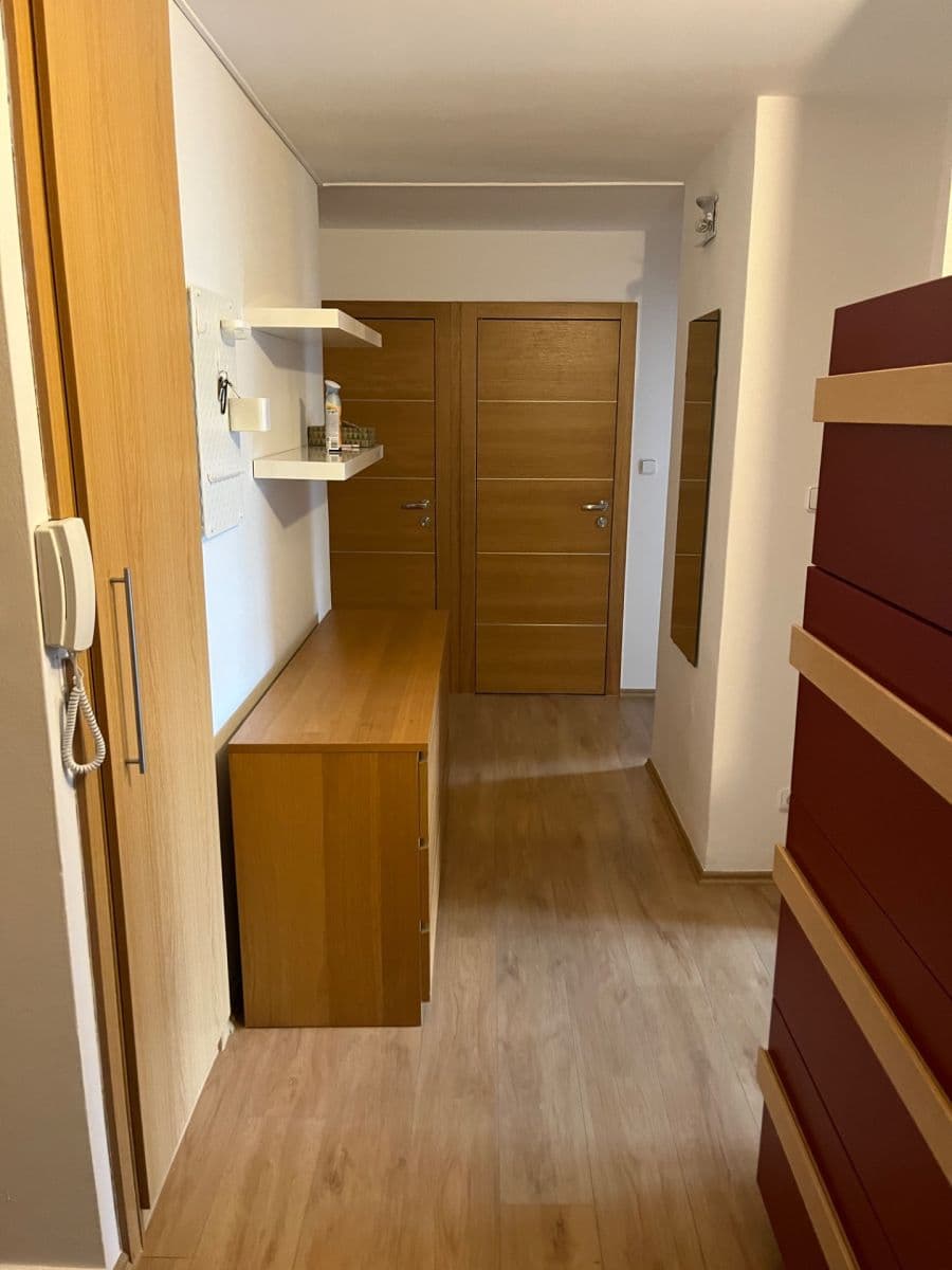 Pronájem bytu 2+1 65 m², 28. pluku, Praha, Praha Pronájem bytu 2+1 65 m², 28. pluku, Praha, Praha