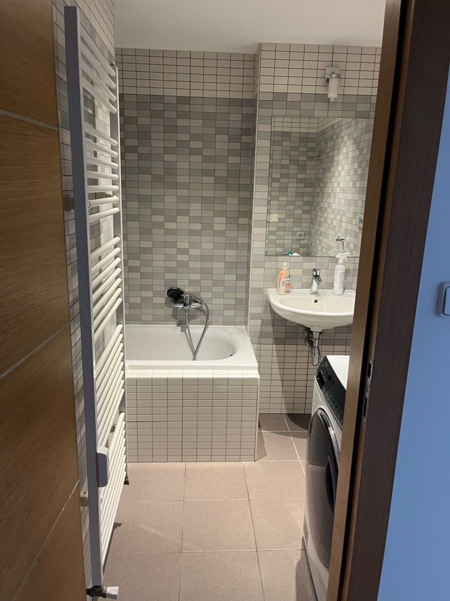 Pronájem bytu 2+1 65 m², 28. pluku, Praha, Praha Pronájem bytu 2+1 65 m², 28. pluku, Praha, Praha