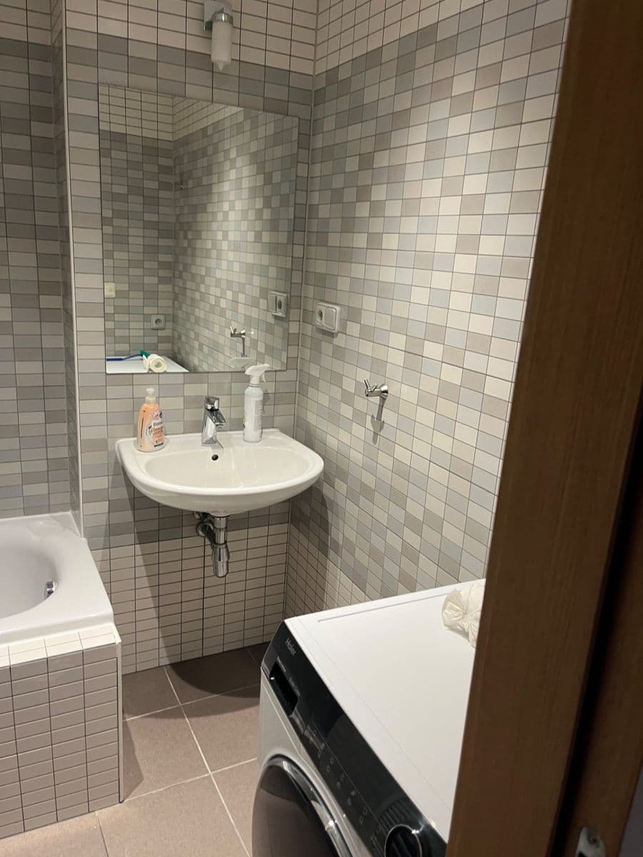 Pronájem bytu 2+1 65 m², 28. pluku, Praha, Praha Pronájem bytu 2+1 65 m², 28. pluku, Praha, Praha