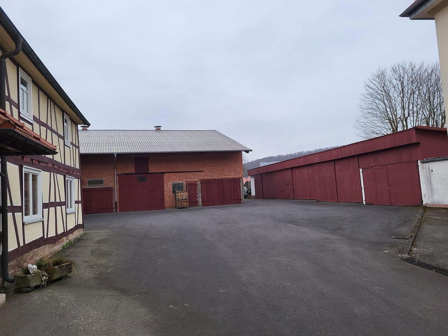 Prodej domu 180 m², pozemek 2.200 m², Hofbieber, Hessen Prodej domu 180 m², pozemek 2.200 m², Hofbieber, Hessen