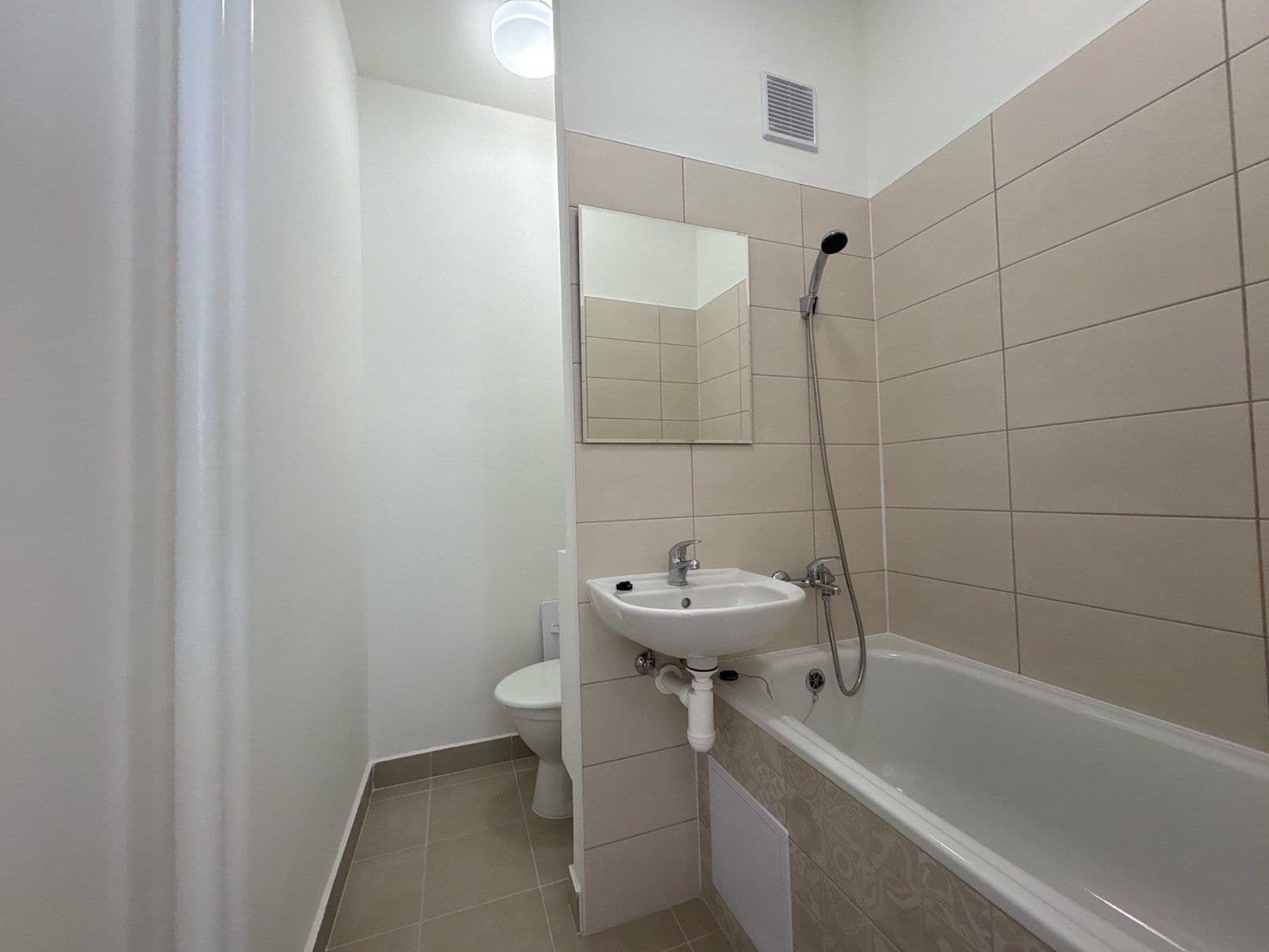 Pronájem bytu 1+kk 24 m², Ostravská, Frýdek-Místek, Moravskoslezský kraj Pronájem bytu 1+kk 24 m², Ostravská, Frýdek-Místek, Moravskoslezský kraj