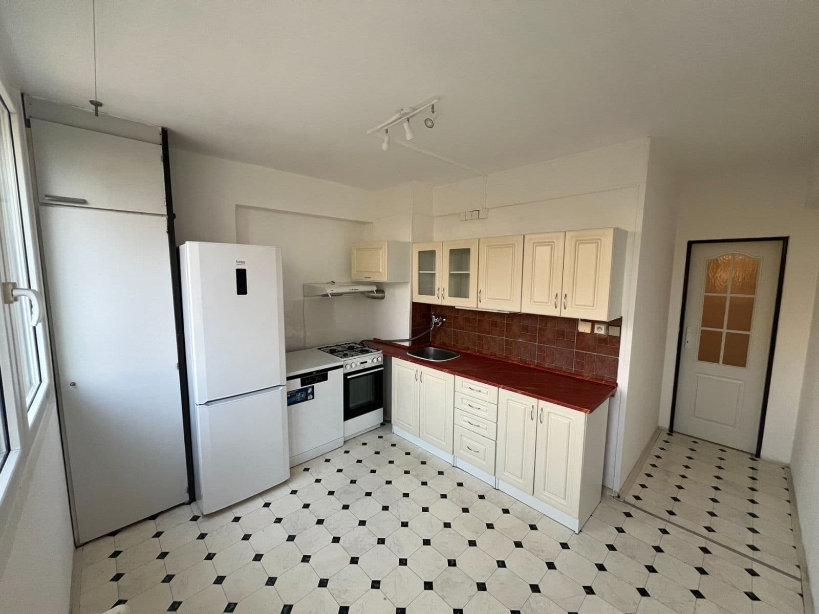 Pronájem bytu 2+1 64 m², Čechovy sady, Kolín, Středočeský kraj Pronájem bytu 2+1 64 m², Čechovy sady, Kolín, Středočeský kraj