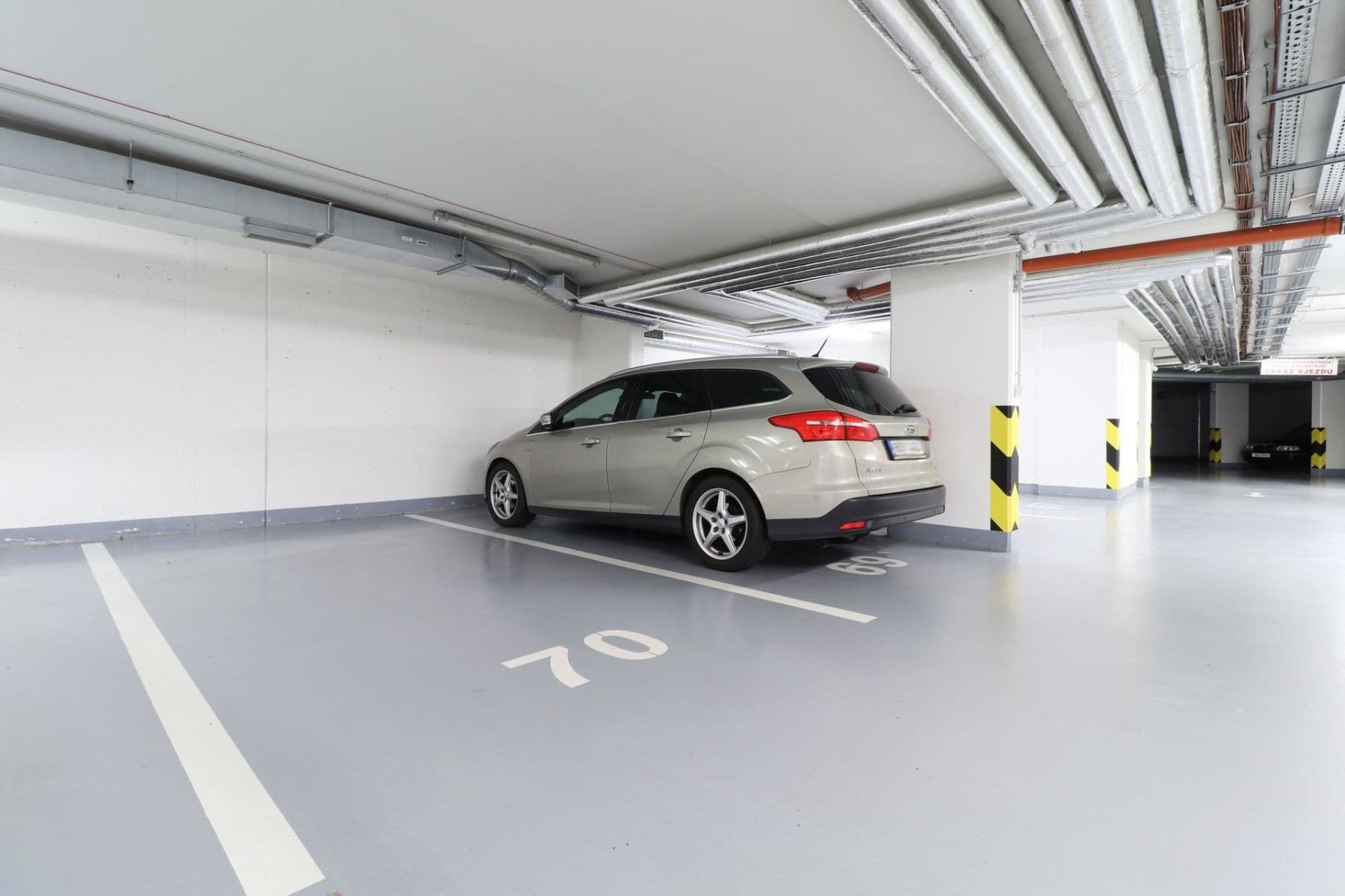 Pronájem bytu 1+kk 35 m², Hlučkova, Praha, Praha Pronájem bytu 1+kk 35 m², Hlučkova, Praha, Praha