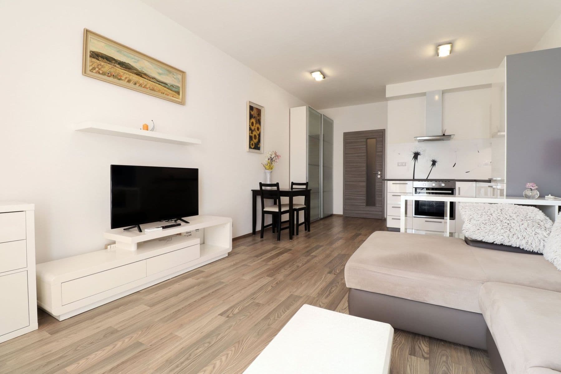 Pronájem bytu 1+kk 35 m², Hlučkova, Praha, Praha Pronájem bytu 1+kk 35 m², Hlučkova, Praha, Praha