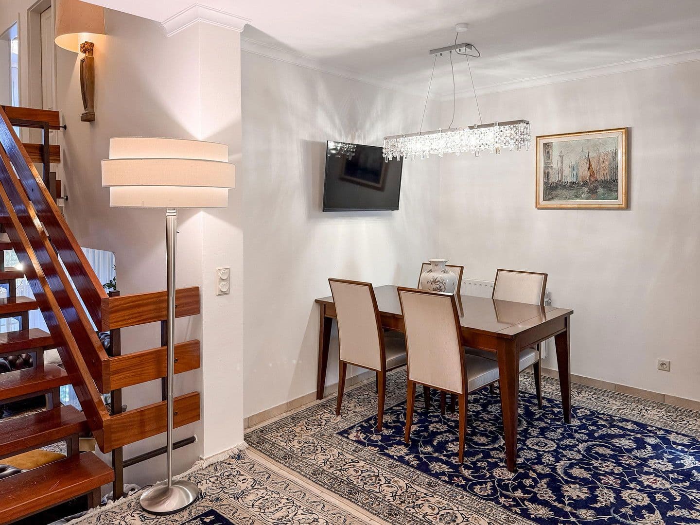 Prodej bytu 3+kk 117 m², Düsseldorf, Severní Porýní-Vestfálsko Prodej bytu 3+kk 117 m², Düsseldorf, Severní Porýní-Vestfálsko