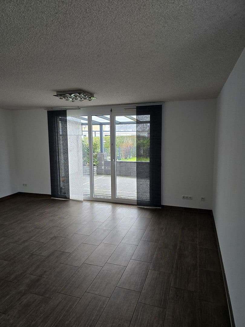 Pronájem domu 120 m², pozemek 237 m², Schmalenhofer Str., 27 A, Velbert, Severní Porýní-Vestfálsko Pronájem domu 120 m², pozemek 237 m², Schmalenhofer Str., 27 A, Velbert, Severní Porýní-Vestfálsko