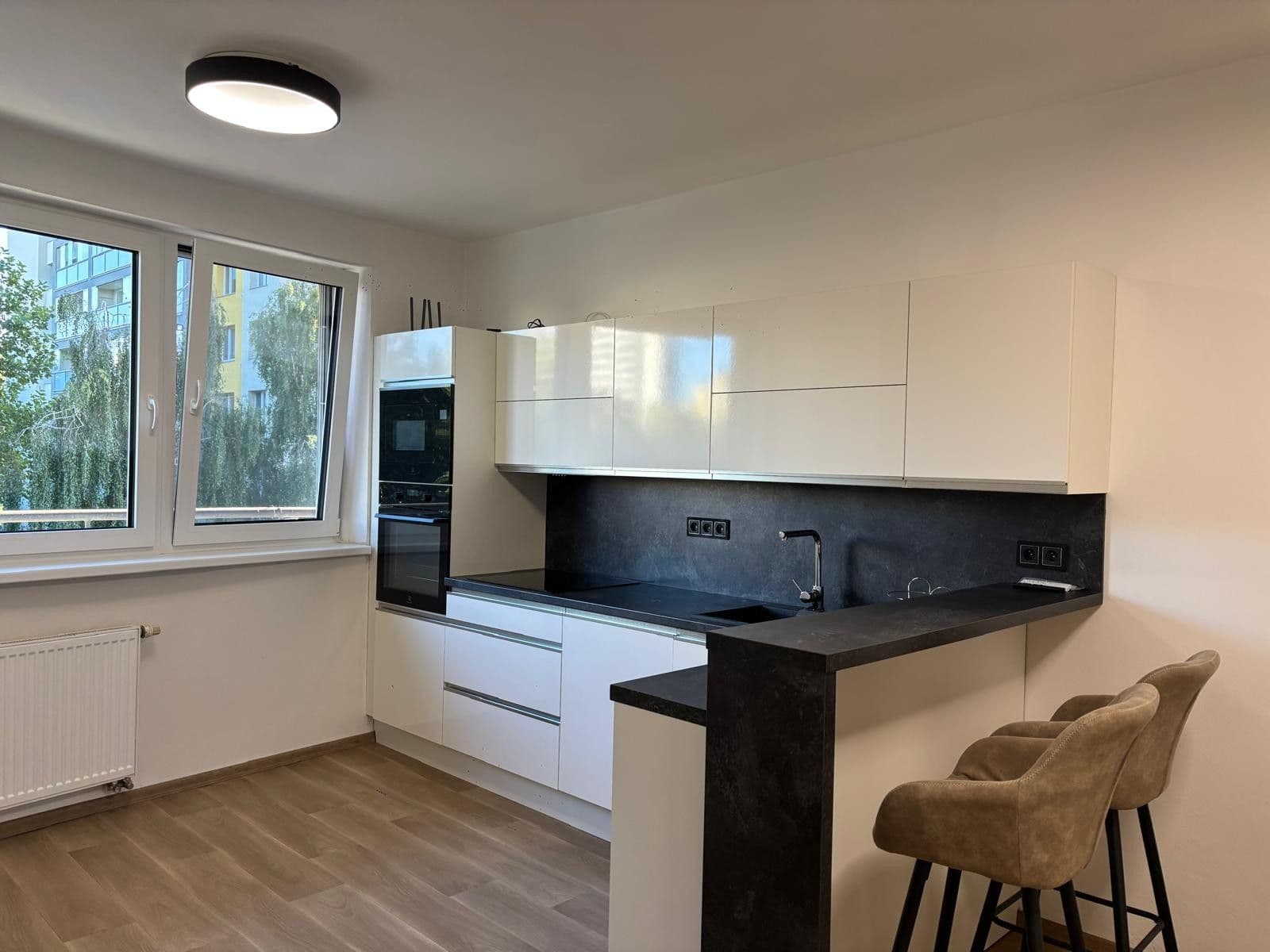 Pronájem bytu 1+kk 36 m², nábřeží Závodu míru, Pardubice, Pardubický kraj Pronájem bytu 1+kk 36 m², nábřeží Závodu míru, Pardubice, Pardubický kraj