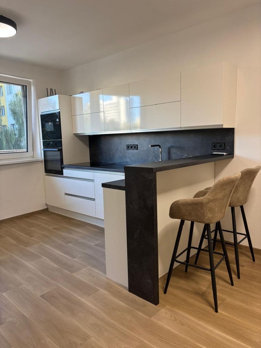 Pronájem bytu 1+kk 36 m², nábřeží Závodu míru, Pardubice, Pardubický kraj Pronájem bytu 1+kk 36 m², nábřeží Závodu míru, Pardubice, Pardubický kraj