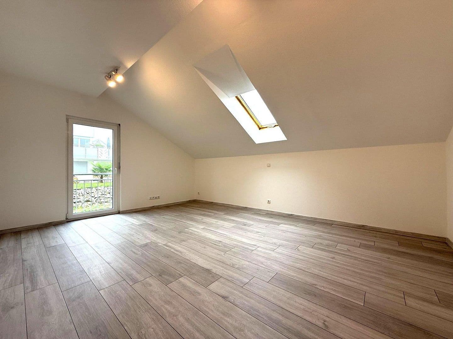 Prodej domu 131 m², pozemek 432 m², Im Gageneck 36, Walzbachtal, Bádensko-Württembersko Prodej domu 131 m², pozemek 432 m², Im Gageneck 36, Walzbachtal, Bádensko-Württembersko