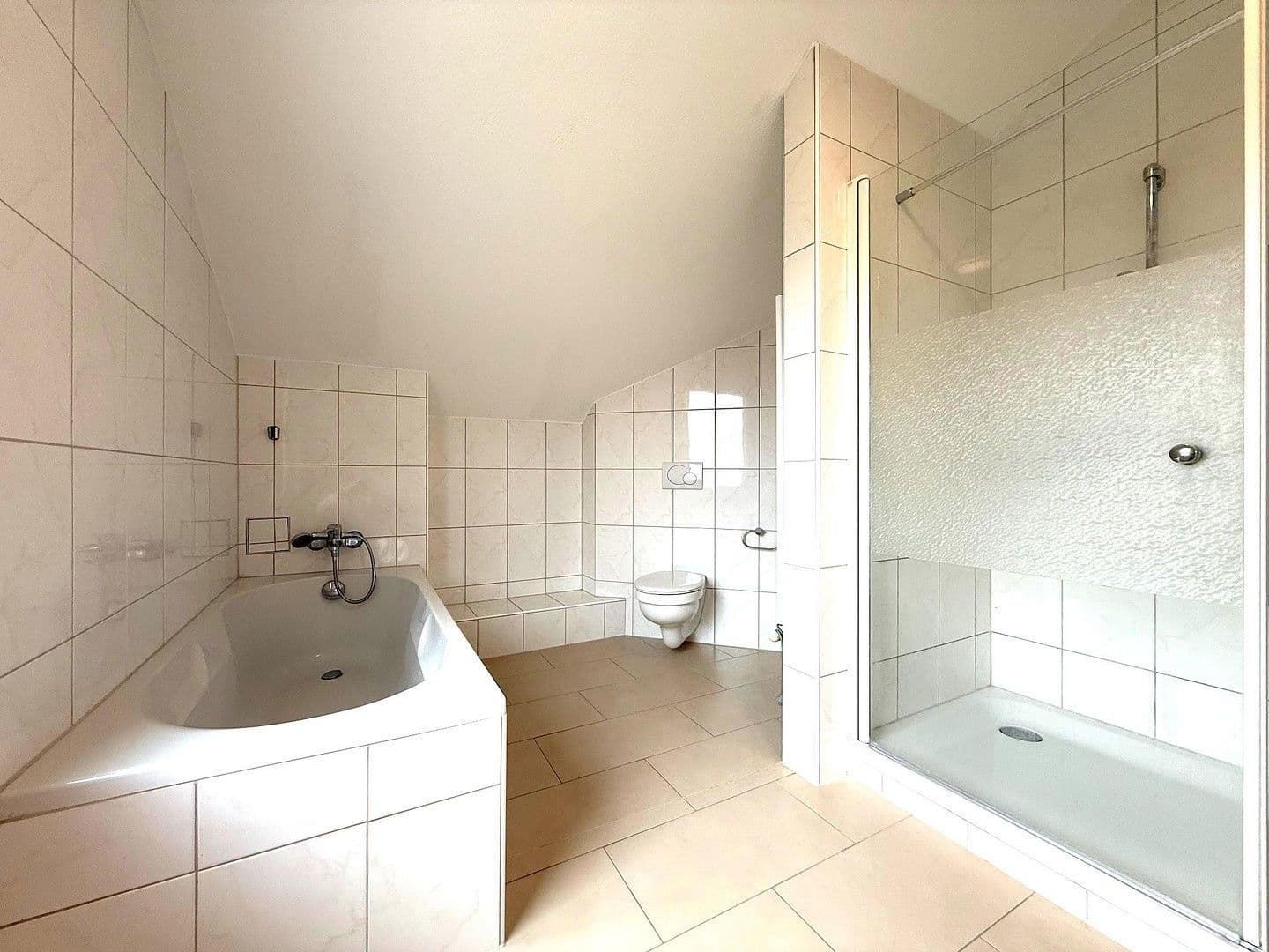 Prodej domu 131 m², pozemek 432 m², Im Gageneck 36, Walzbachtal, Bádensko-Württembersko Prodej domu 131 m², pozemek 432 m², Im Gageneck 36, Walzbachtal, Bádensko-Württembersko