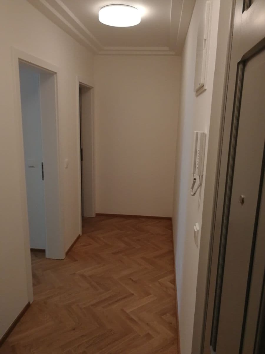 Pronájem bytu 1+kk 45 m², Košická, Praha, Praha Pronájem bytu 1+kk 45 m², Košická, Praha, Praha
