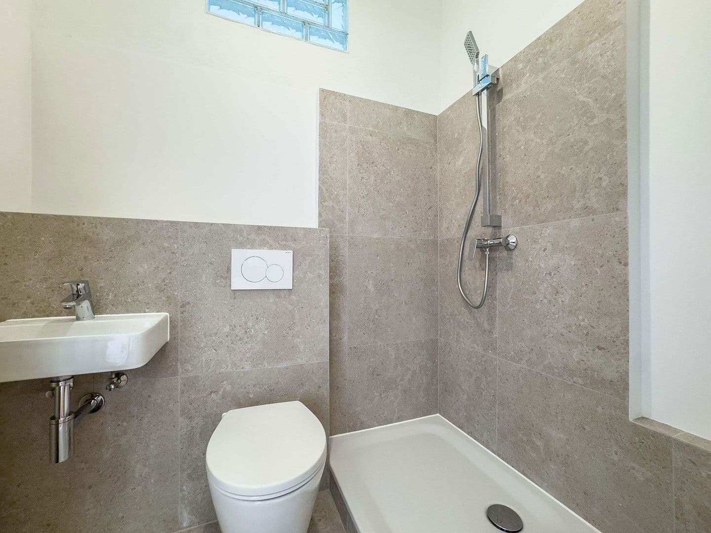 Prodej bytu 2+1 33 m², Hermannstraße 56, Berlin, Berlín Prodej bytu 2+1 33 m², Hermannstraße 56, Berlin, Berlín