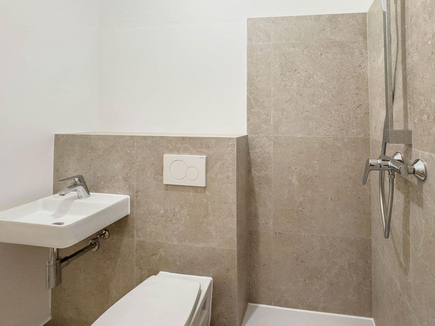 Prodej bytu 2+1 33 m², Hermannstraße 56, Berlin, Berlín Prodej bytu 2+1 33 m², Hermannstraße 56, Berlin, Berlín